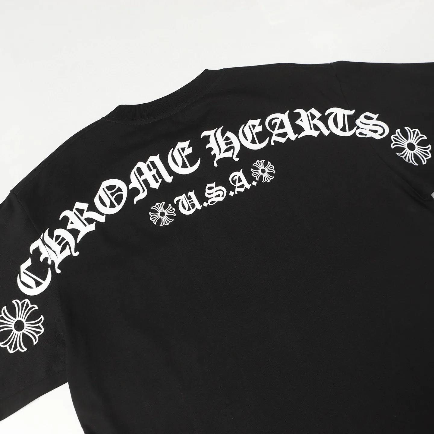 🅿️180 Chrome hearte/Chrome heart ch 25ss early spring Sanskrit letter printed short-sleeved T-shirt. A must-have item for daily commuting for men and women in light luxury. The correct version is welcome to compare. Detailed features: ·280 grams of 100% pure cotton double yarn jersey fabric. ·Custom-dyed in the same vat with special thickened 32 count double-strand 1x1 thread. ·Double-needle cross-stitching process. ·Original main mark washed hangtag. Color: black white. Size: XS-L
